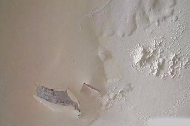 裝修是一件費(fèi)心費(fèi)力，卻又很享受的過程，看著毛坯房變成溫馨的小家，內(nèi)心的滿足感是無法代替的。為了裝修，從家裝布局設(shè)計(jì)到建材市場(chǎng)千挑萬選，終于把房子裝成了你想要的樣子。然而，沒住多久卻發(fā)現(xiàn)乳膠漆墻面起泡，心里別提多難過。為何人人稱贊的乳膠漆會(huì)出現(xiàn)起泡問題呢?本期，恩澤小博士和大家一起探討乳膠漆墻面起泡的原因和解決方法!